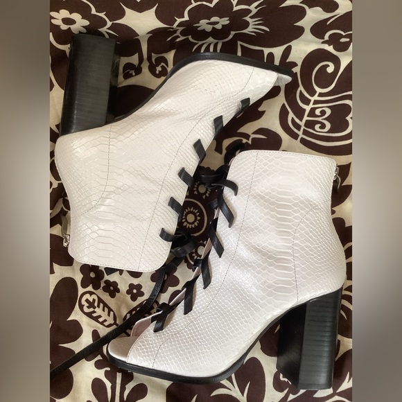 💗 KRISTIN CAVALLARI ankle boots 7.5 white Layton snakeskin peep toe EUC - Picture 2 of 8